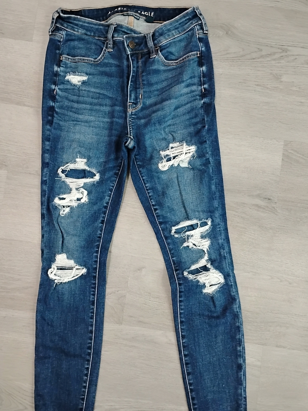 American Eagle Outfitters Ripped Skinny Jeans in Dark Blue Size 6 Waist - 26 In.